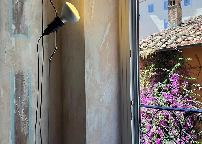 Blooms Your Retreat In Campo De Fiori Apartment